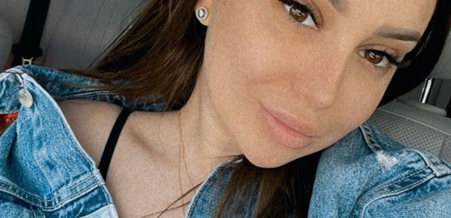 Model - AnnaSage pantyhose