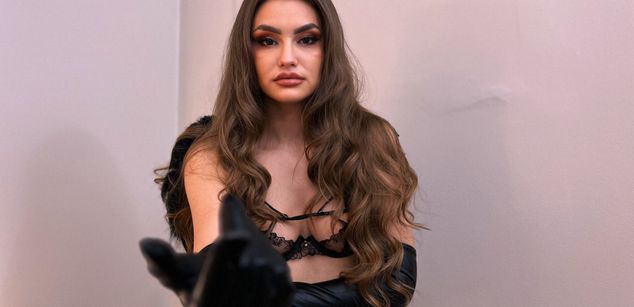 Model - LizzieGrey pantyhose