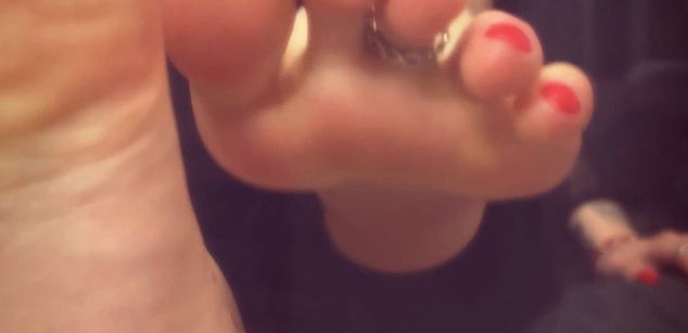 Model - ElektraDaemon findom