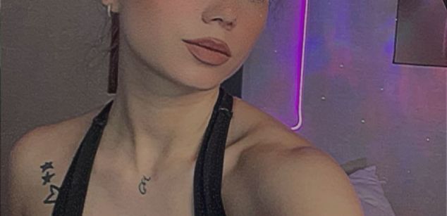 Model - AksiAlex spanking