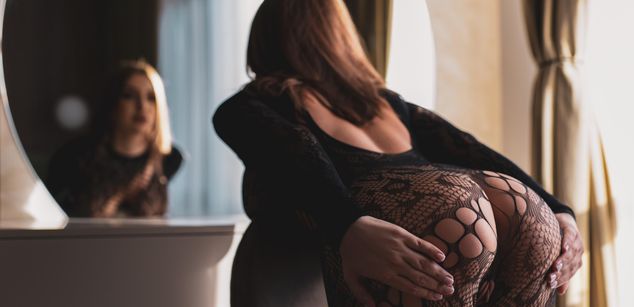 Model - AnnaSage pantyhose