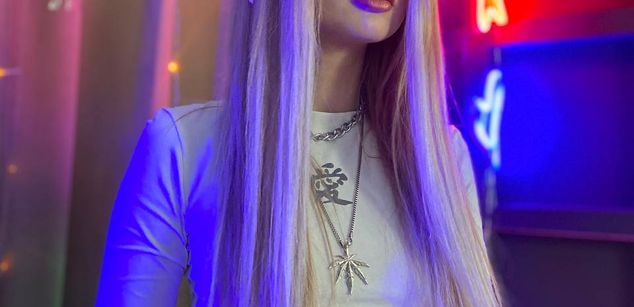 Model - Adele Blonde