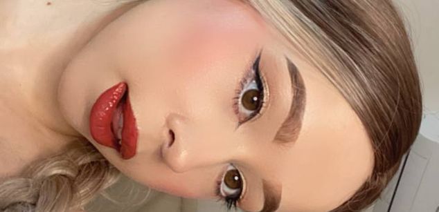 Model - Alise smalltits