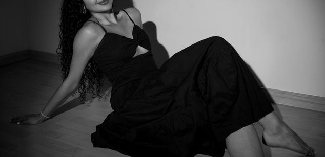 Model - Alaska Blue feet