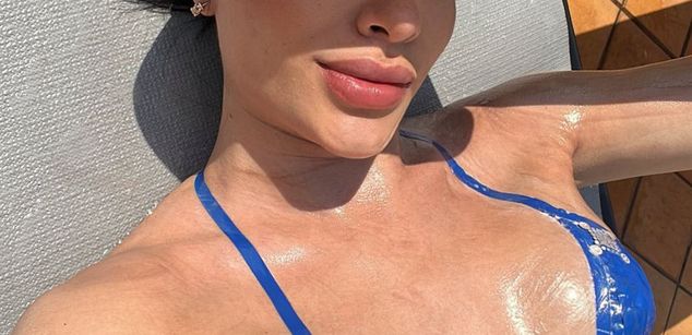 Model - Aly Queen cum