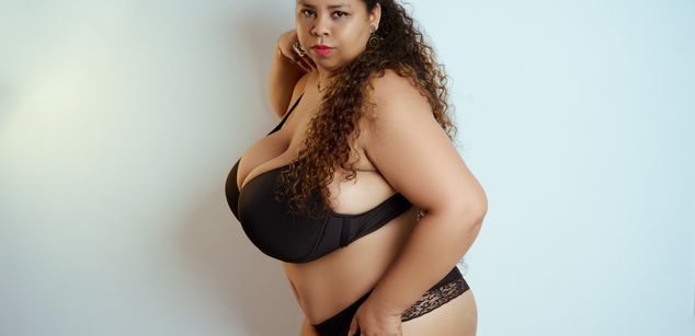 Model - Lynn Jones bigboobs