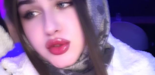 Model - Melissa Robertson cute