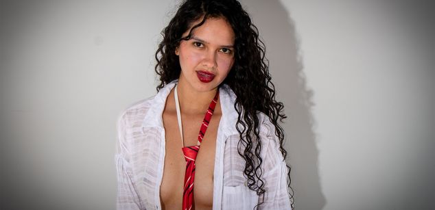 Model - Alaska Blue feet