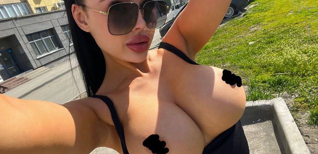 Model - kimberry brunette