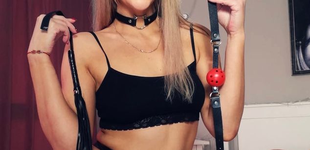 Model - DanaRicci footjob