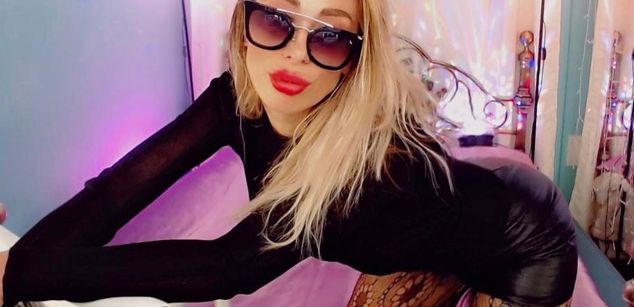 Model - Nicole redhead