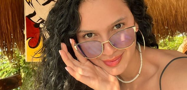 Model - Alaska Blue feet