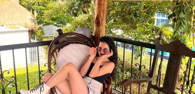 Model - Alaska Blue feet