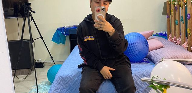 Model - Nicolai masturbation