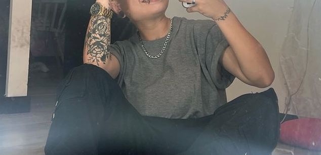 Model - Nicolai masturbation