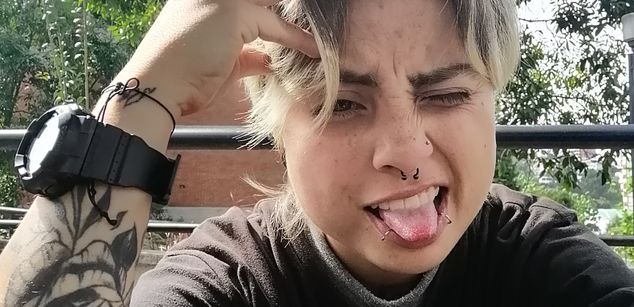 Model - Nicolai masturbation