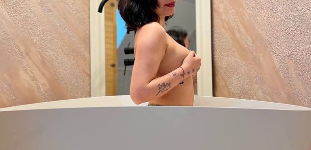 Model - LisaRae feet