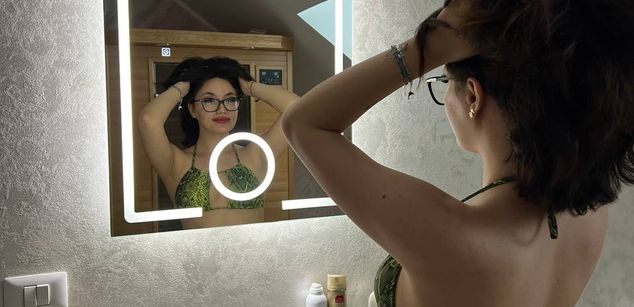 Model - LisaRae feet