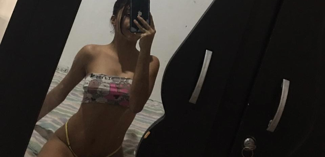 Model - Moli nalgada