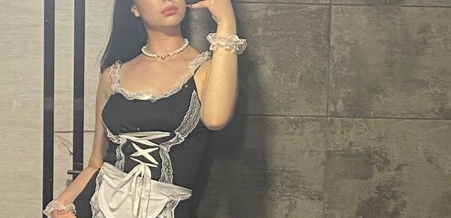 Model - Megan Cox feet