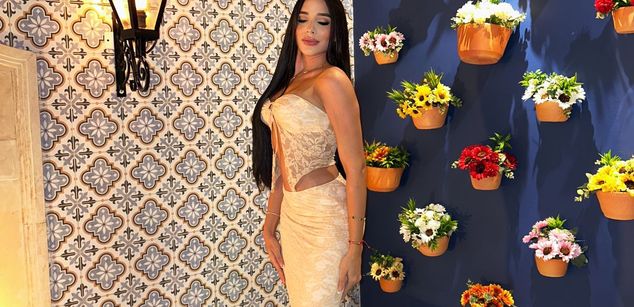 Model - Aly Queen cum