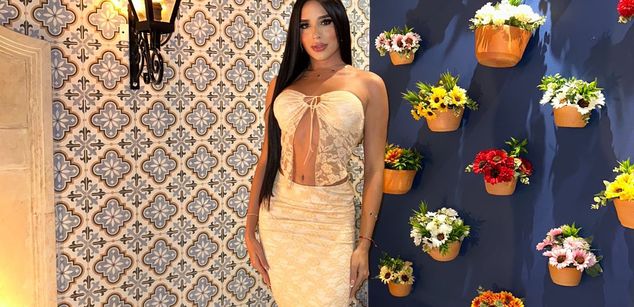 Model - Aly Queen cum