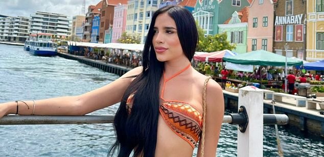 Model - Aly Queen cum