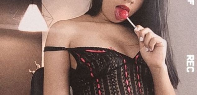 Model - Vahiolet_smith young