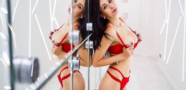 Model - SarraRose bigboobs