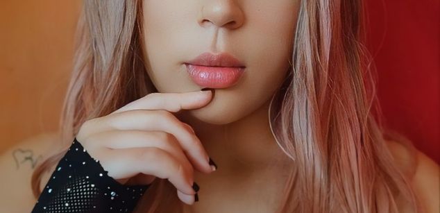 Model - Tify hotredhead