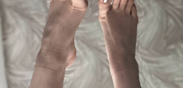 Model - Anna flower feet