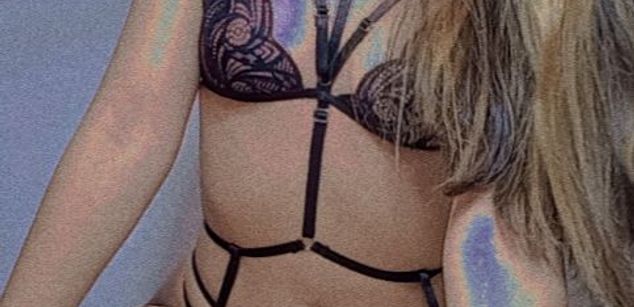 Model - Vahiolet_smith young