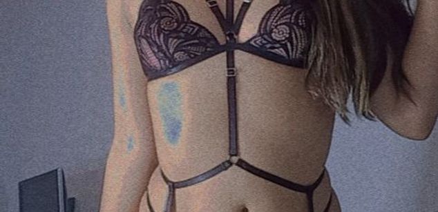 Model - Vahiolet_smith young