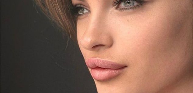 Model - AmelyShine skinny