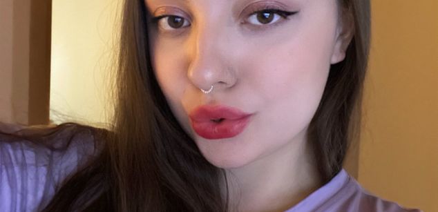 Model - Charlotta Apple girl