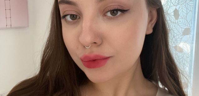 Model - Charlotta Apple girl