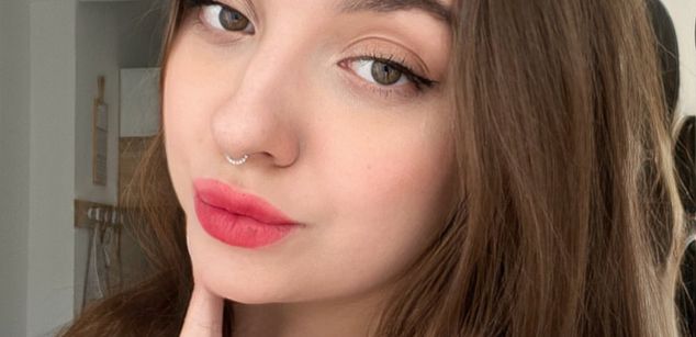 Model - Charlotta Apple girl