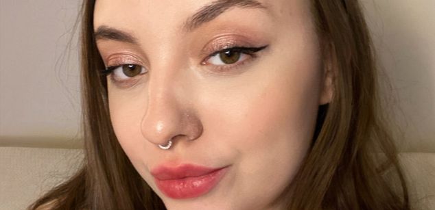 Model - Charlotta Apple girl