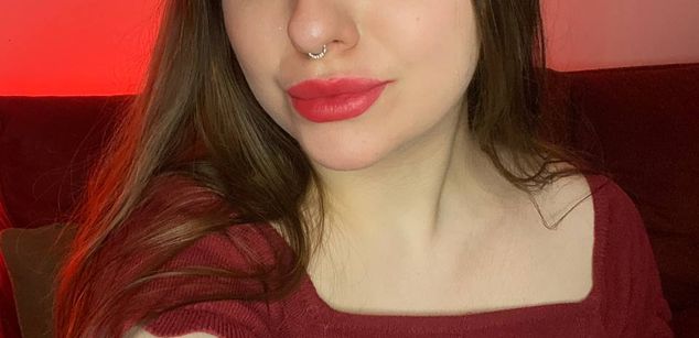 Model - Charlotta Apple girl