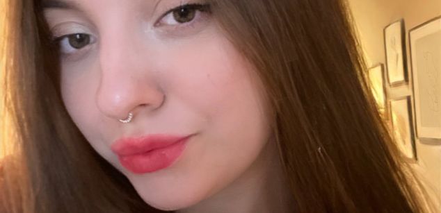 Model - Charlotta Apple girl