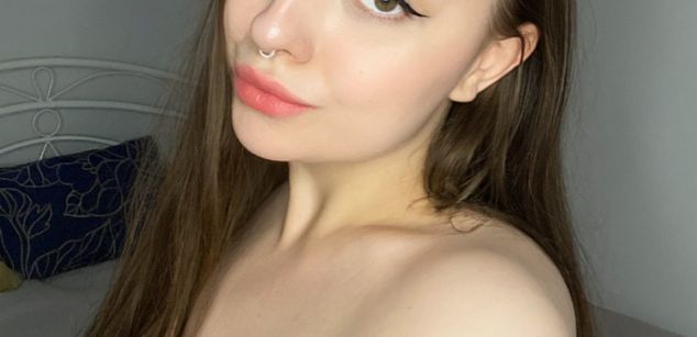 Model - Charlotta Apple girl