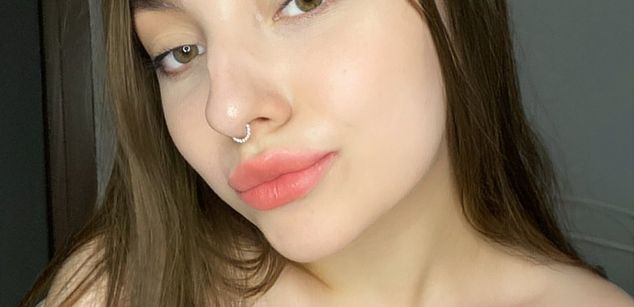 Model - Charlotta Apple girl