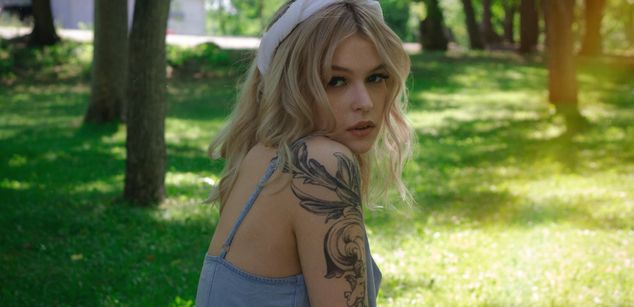 Model - LisaCherry joi