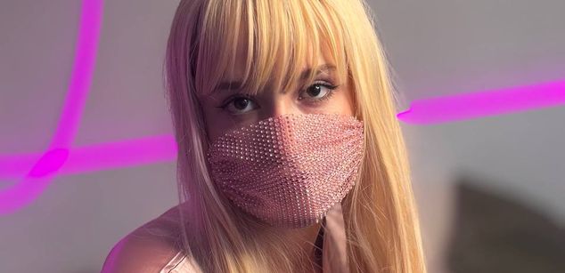 Model - Girl_in_Mask shy