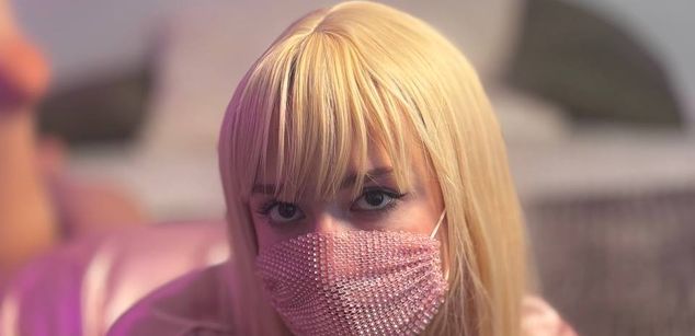 Model - Girl_in_Mask shy