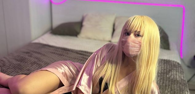 Model - Girl_in_Mask shy