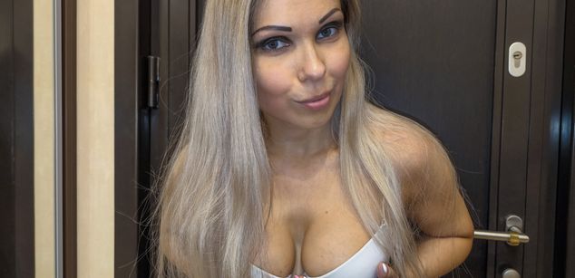 Model - Goddess Barbie Femdom Hottie joi