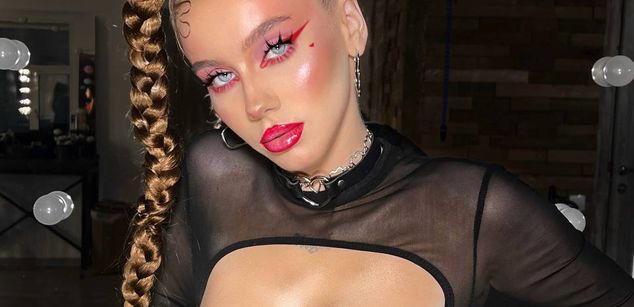 Model - LilithSanders tits