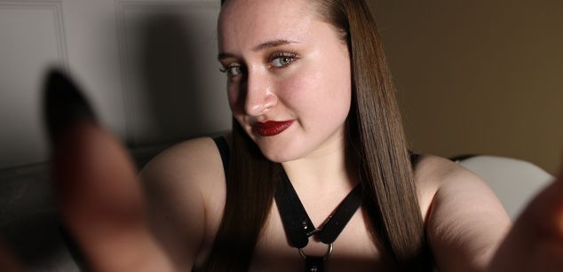 Model - Rebecca brunette