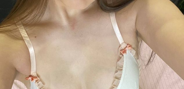 Model - EllenBennet smoking